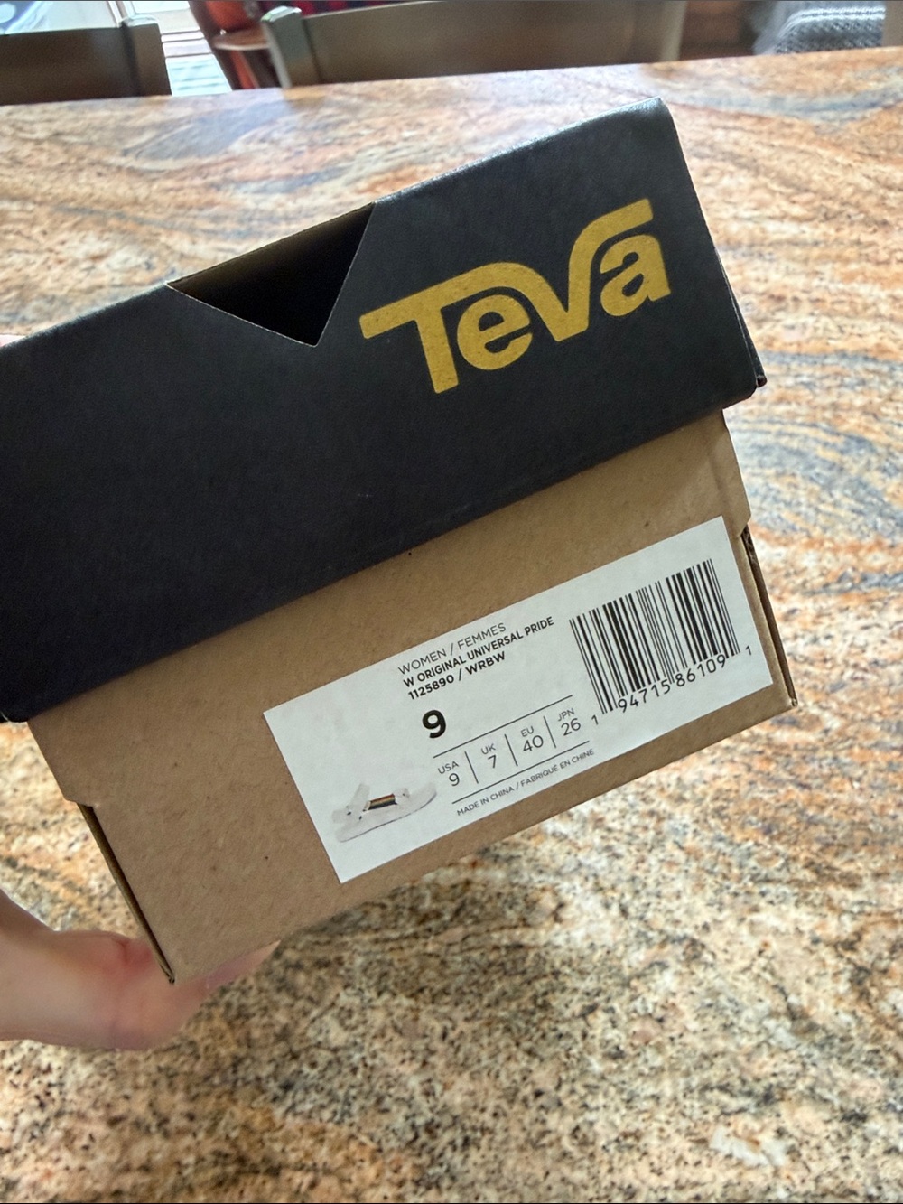 Women’s sz 9 Teva Sandals with Rainbow Accent - Picture 7 of 7